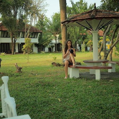 Nihara Resort And Spa Cochin Kochi Esterno foto